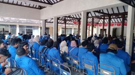 RATUSAN MAHASIWA KKN UII MEMBANJIRI KOMPLEK BALAI KALURAHAN PUCANGANOM